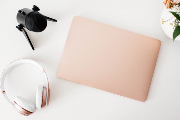 5 Podcasts Every Beauty-Obsessed Woman Should Listen To