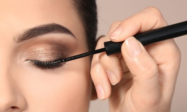 The Best Eyeliner For Your Eye Shape (&Tips To Apply It)